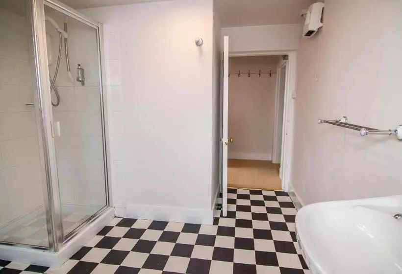 1 Bedroom Penthouse Apartment, Invernairne