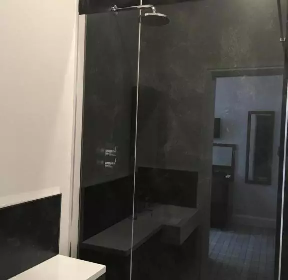 Standard Yhden Hengen Huone Merinäkymä, Invernairne