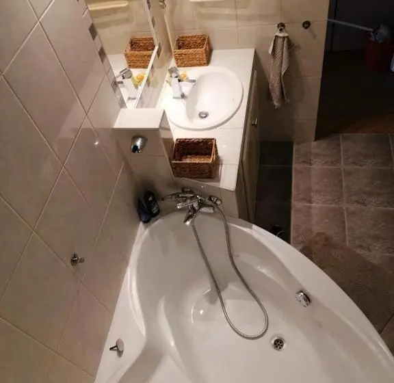 اتاق استاندارد با چشم‌انداز باغ, Bauhaus Astoria Hostel