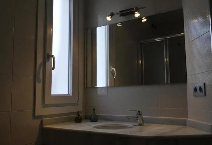 اتاق استاندارد یک نفره, Hostal Tarifa  Recepcion Abierta Las 24h