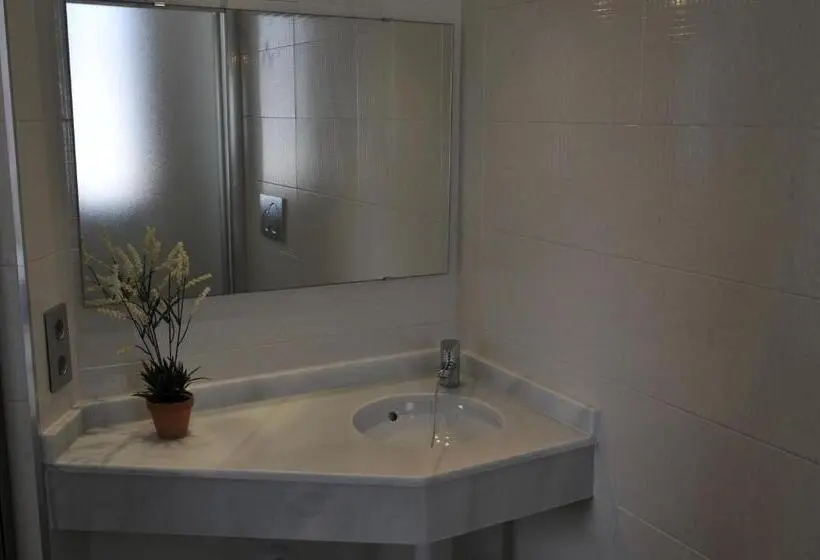 اتاق استاندارد یک نفره, Hostal Tarifa  Recepcion Abierta Las 24h