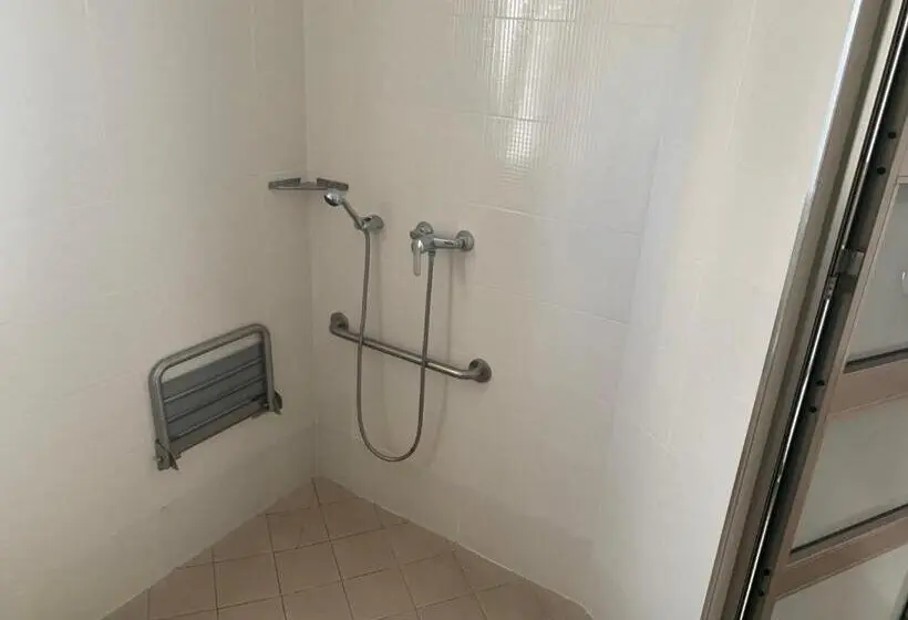 اتاق استاندارد برای معلولان, Hostal Tarifa  Recepcion Abierta Las 24h