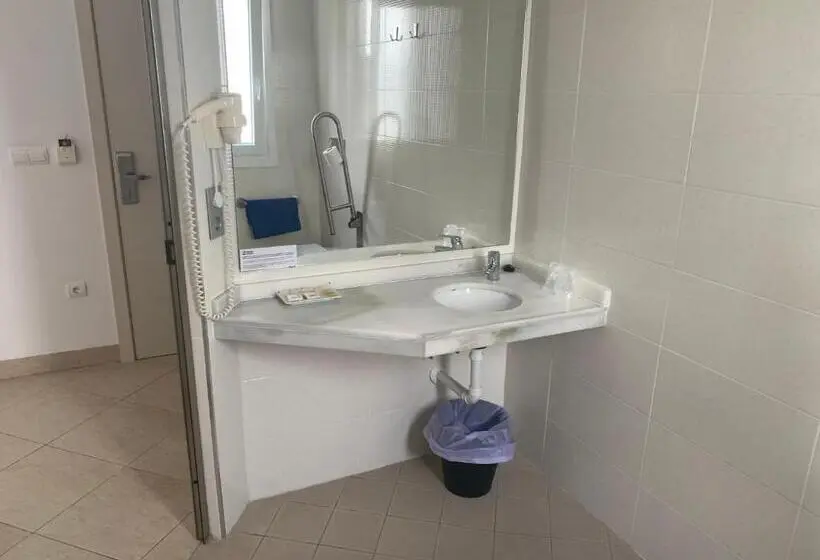 اتاق استاندارد برای معلولان, Hostal Tarifa  Recepcion Abierta Las 24h