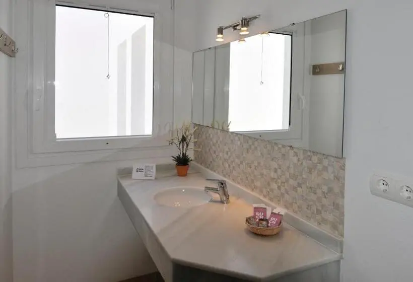 اتاق استاندارد, Hostal Tarifa  Recepcion Abierta Las 24h