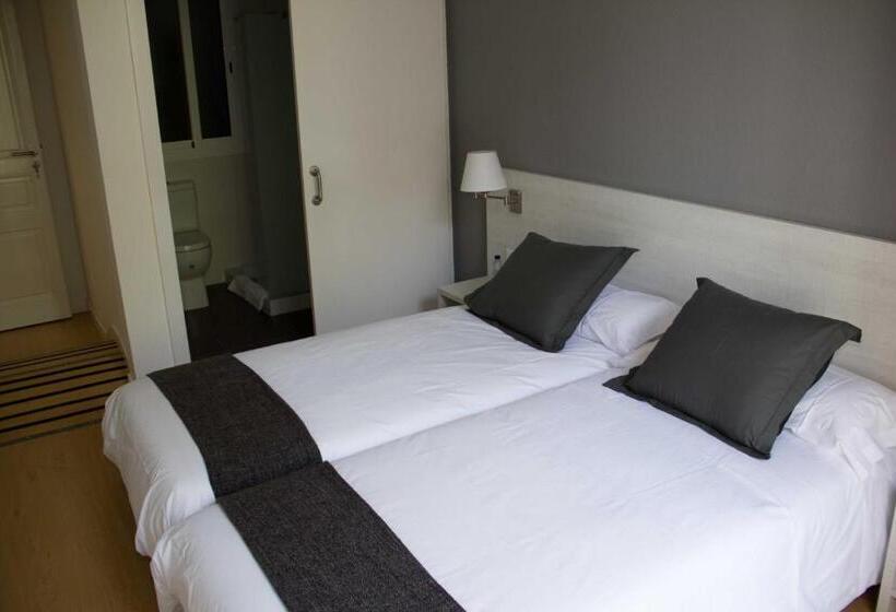 Номер Стандарт с Балконом, Hostalin Barcelona Diputacion