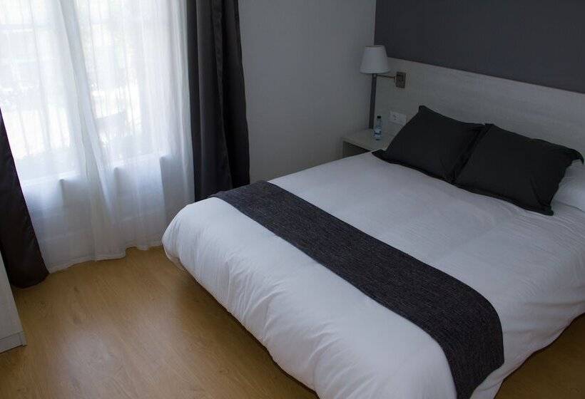 Номер Стандарт с Балконом, Hostalin Barcelona Diputacion