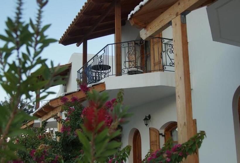 סוויטת ג'וניור עם מרפסת, Galini Tropica