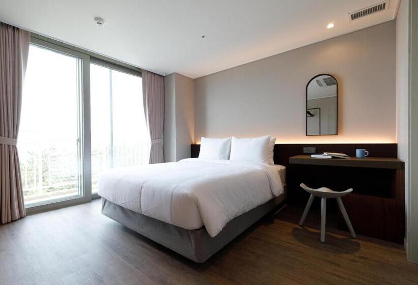 스위트, The Week & Resort