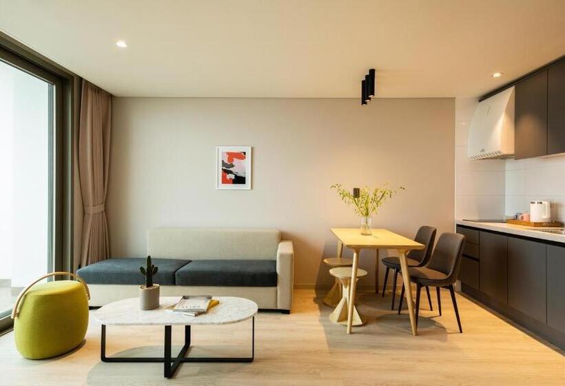 패밀리 룸, The Week & Resort