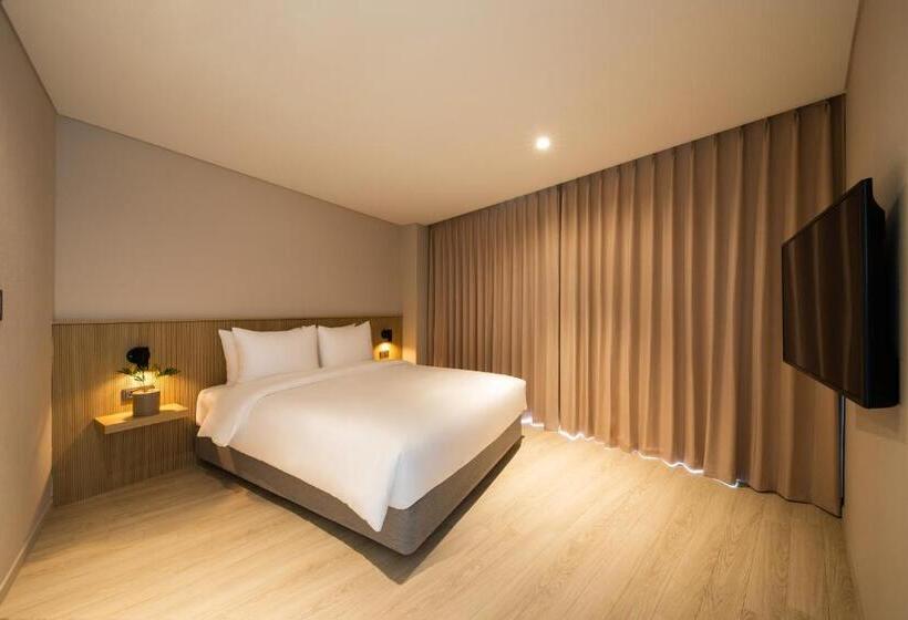 패밀리 룸, The Week & Resort