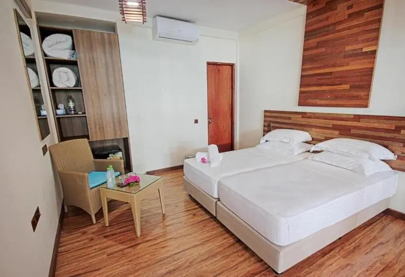 اتاق لوکس, Kinan Retreat