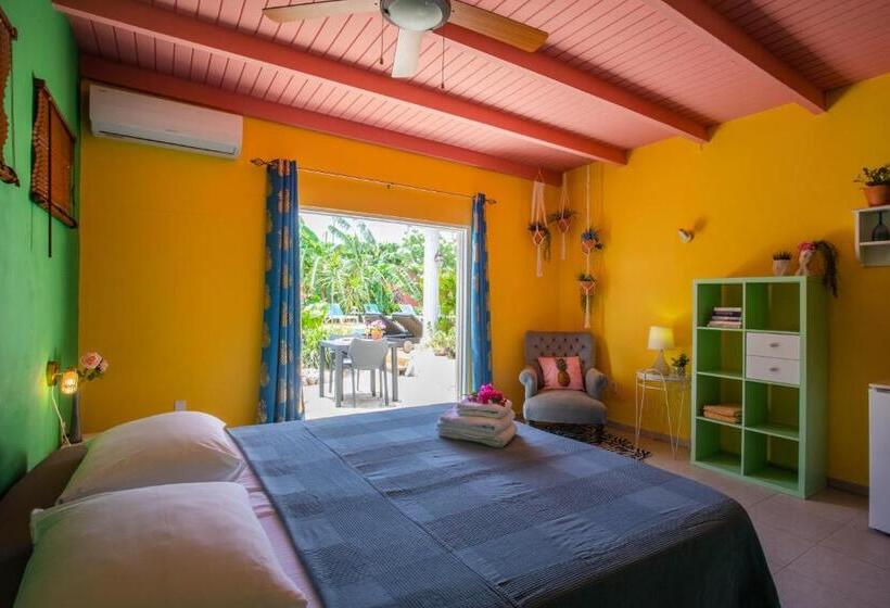 اتاق استاندارد با چشمانداز استخر, Happy Curoase