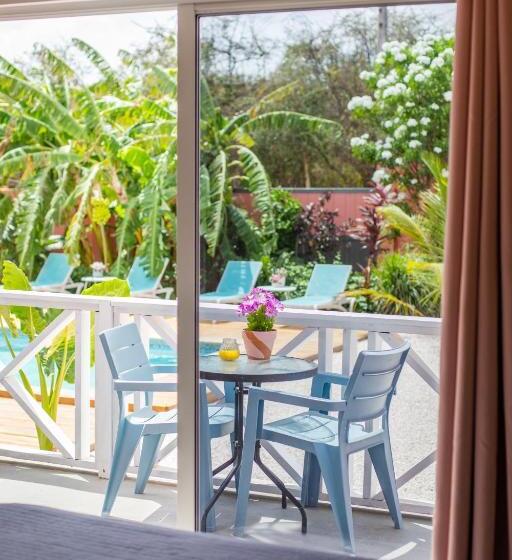 اتاق استاندارد چهارنفره با چشمانداز باغ, Happy Curoase