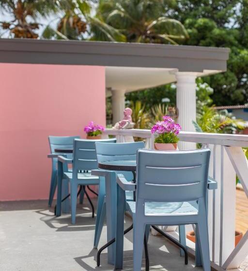 اتاق استاندارد چهارنفره با چشمانداز باغ, Happy Curoase