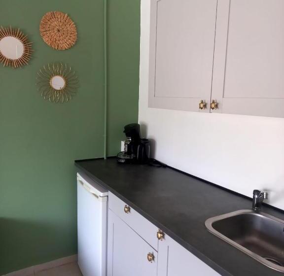 اتاق استاندارد چهارنفره با چشمانداز باغ, Happy Curoase