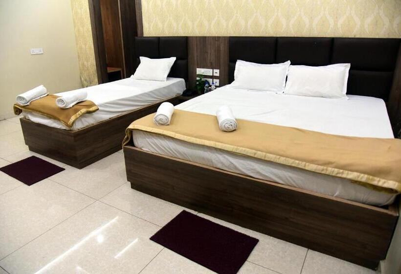 اتاق لوکس سه تخته, Guru Estate