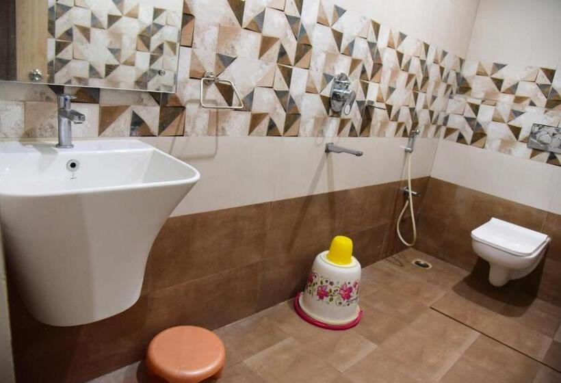 اتاق لوکس سه تخته, Guru Estate