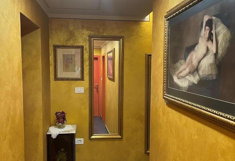اتاق استاندارد یک نفره, Madoncas & Restaurant