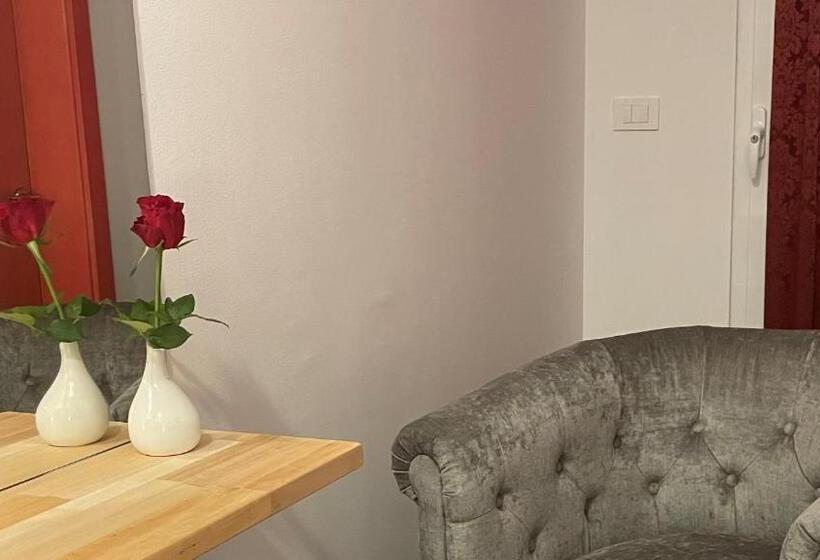 اتاق استاندارد یک نفره, Madoncas & Restaurant