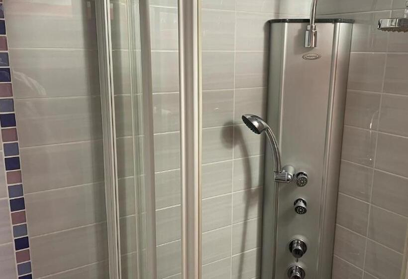 اتاق استاندارد یک نفره, Madoncas & Restaurant