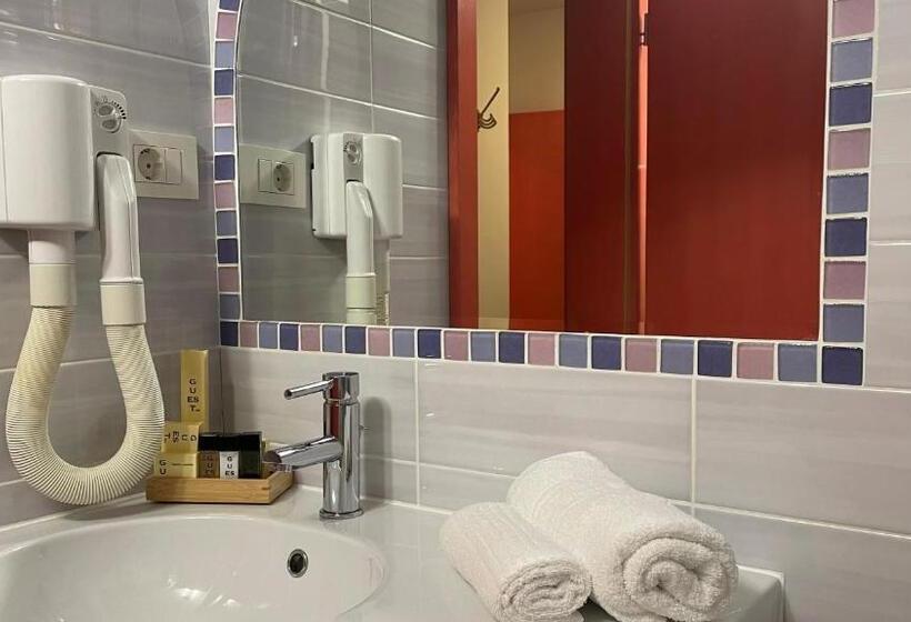 اتاق استاندارد یک نفره, Madoncas & Restaurant