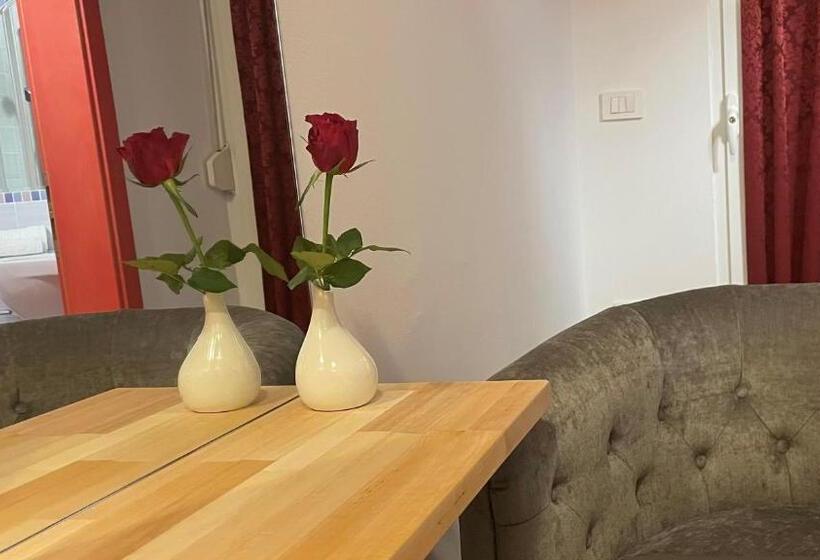 اتاق استاندارد یک نفره, Madoncas & Restaurant