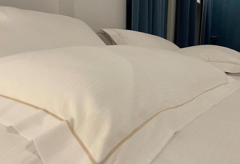 اتاق لوکس, Madoncas & Restaurant