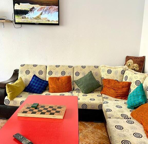 غرفة قياسية مزوَّدة بشُرفة, Me & You Hostel