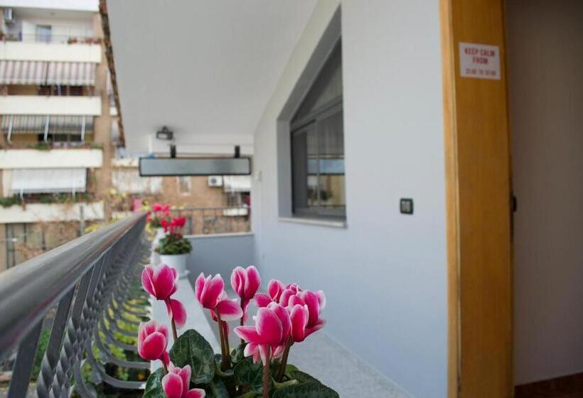 غرفة قياسية مزوَّدة بشُرفة, Me & You Hostel