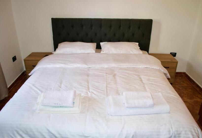 غرفة قياسية مزوَّدة بشُرفة, Me & You Hostel