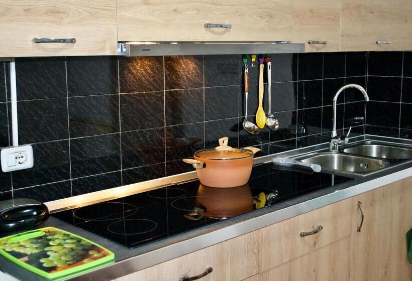 غرفة عائلية, Me & You Hostel