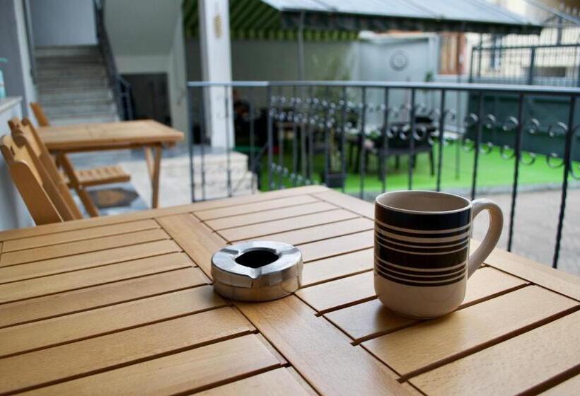 غرفة عائلية, Me & You Hostel