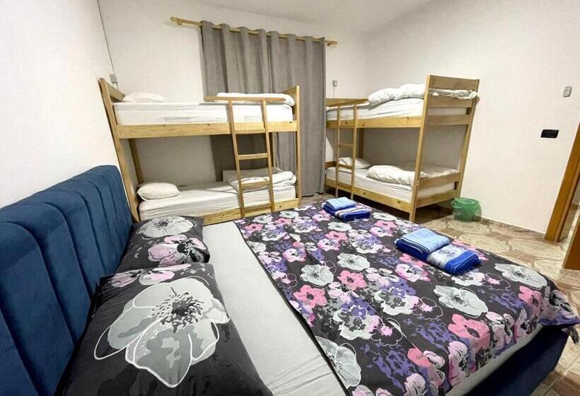 غرفة عائلية, Me & You Hostel