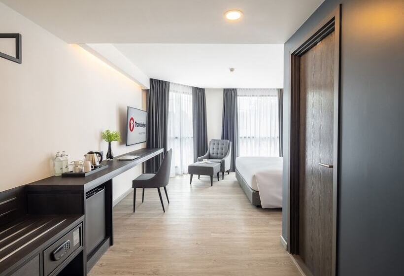 디럭스 룸, Travelodge Phuket Town
