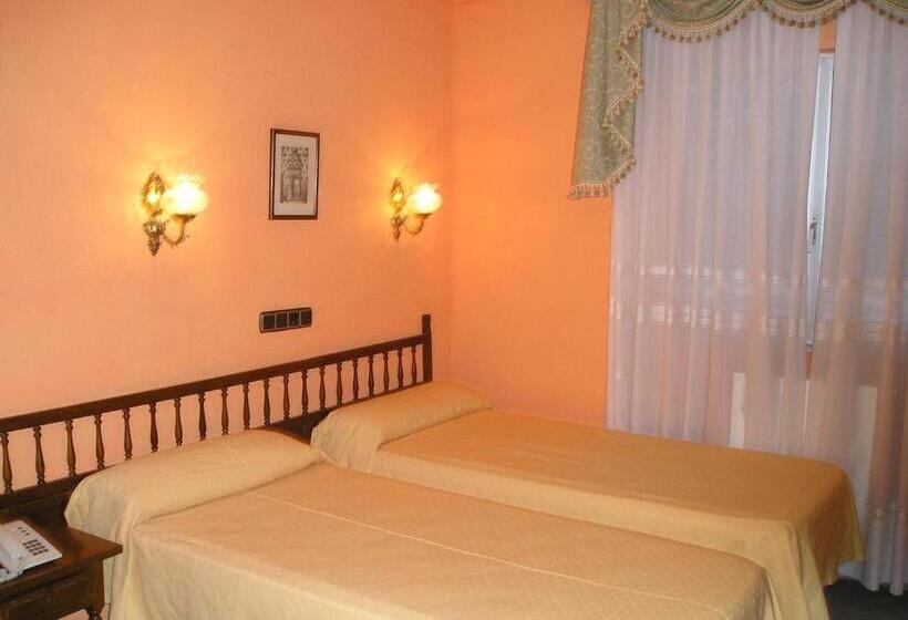 스탠다드 트리플 룸, Hostal Restaurante Carolina