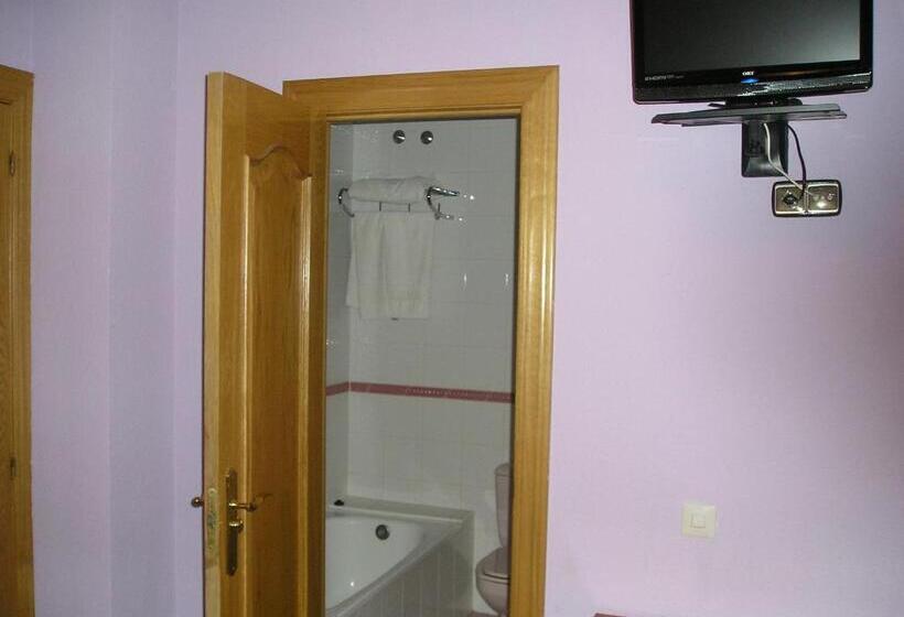 Четырехместный Номер Стандарт, Hostal Restaurante Carolina