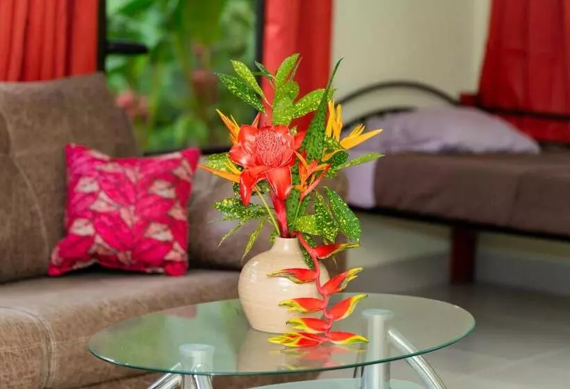 Perhehuone, Heliconia Island