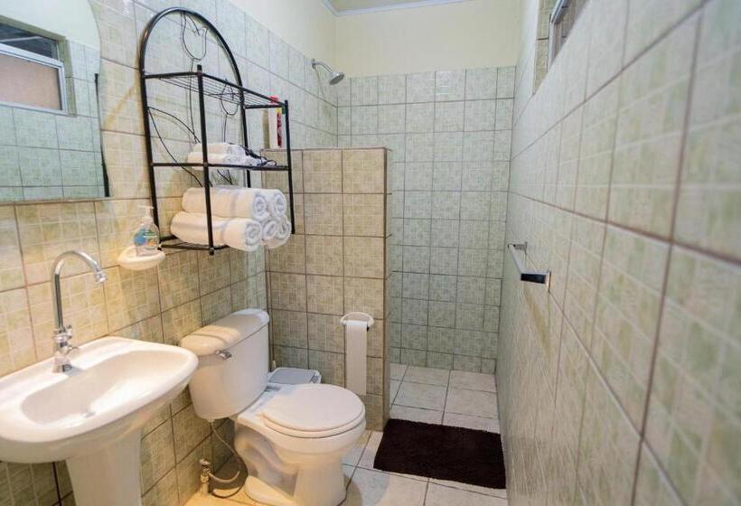 غرفة عائلية, Heliconia Island