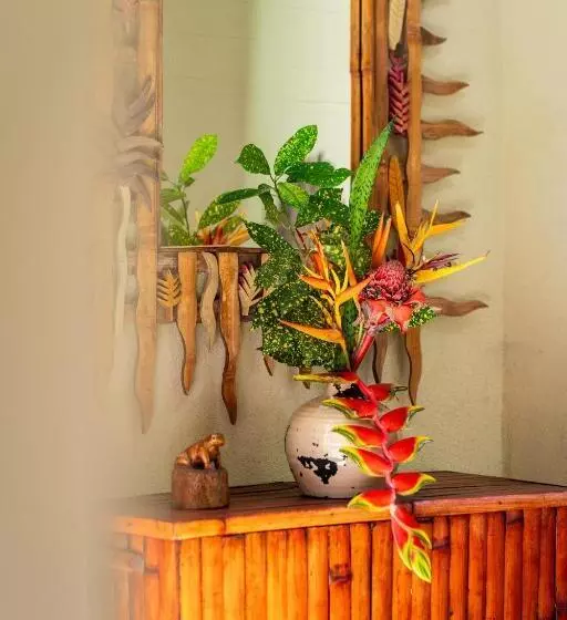 Perhehuone Puutarhanäkymä, Heliconia Island