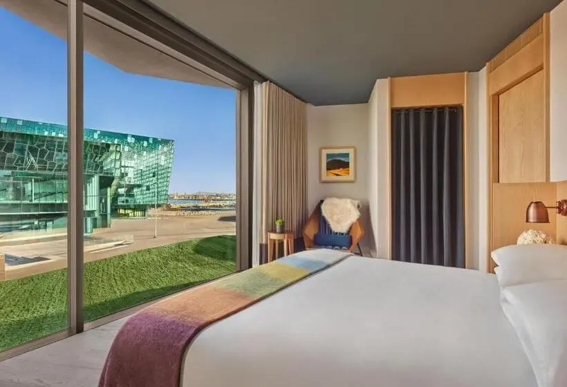 Deluxe Room King Bed & Views