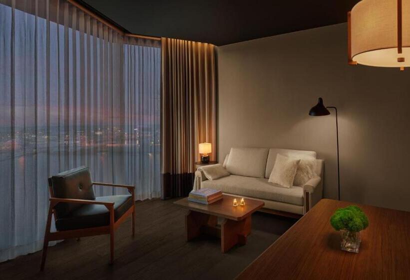 سوئیت با تخت بزرگ, The Reykjavik Edition