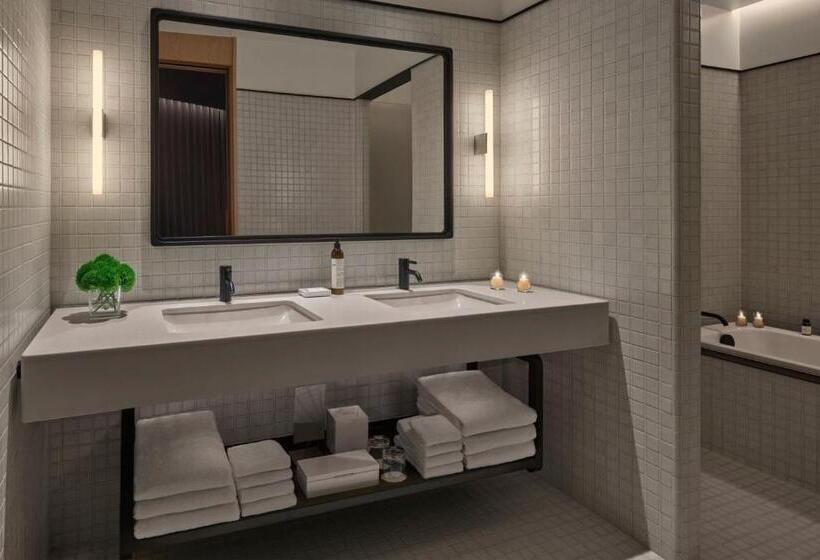 سوئیت با تخت بزرگ, The Reykjavik Edition