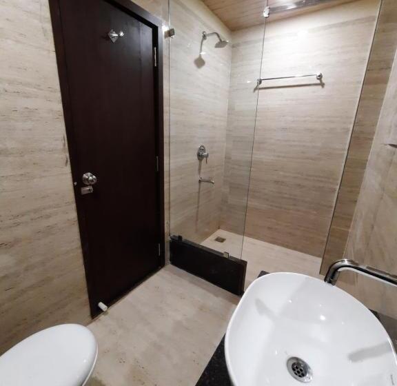 발코니가 있는 스위트, Vrinda