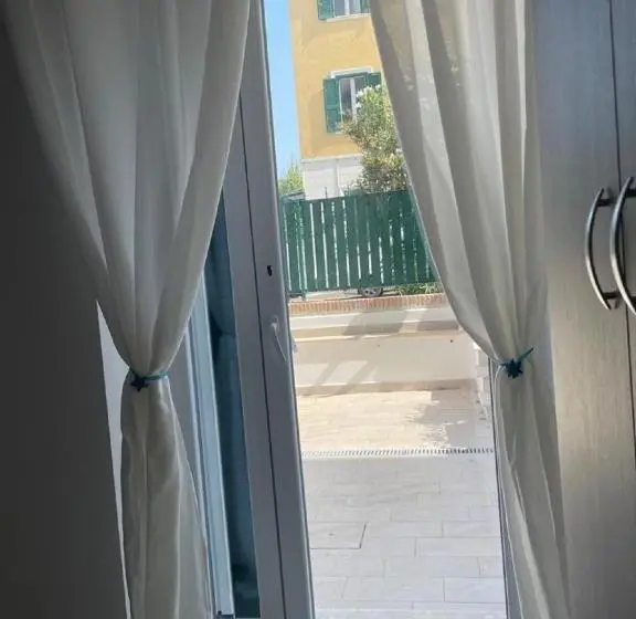 اتاق لوکس چهار تخته, Riviera Albachiara Anzio B&b
