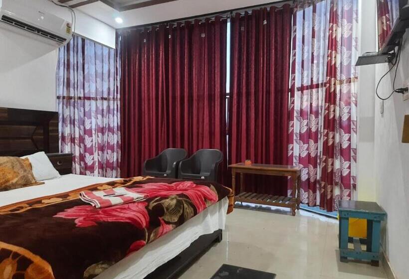 Люкс, Staymaker Hotel Raj Ganga