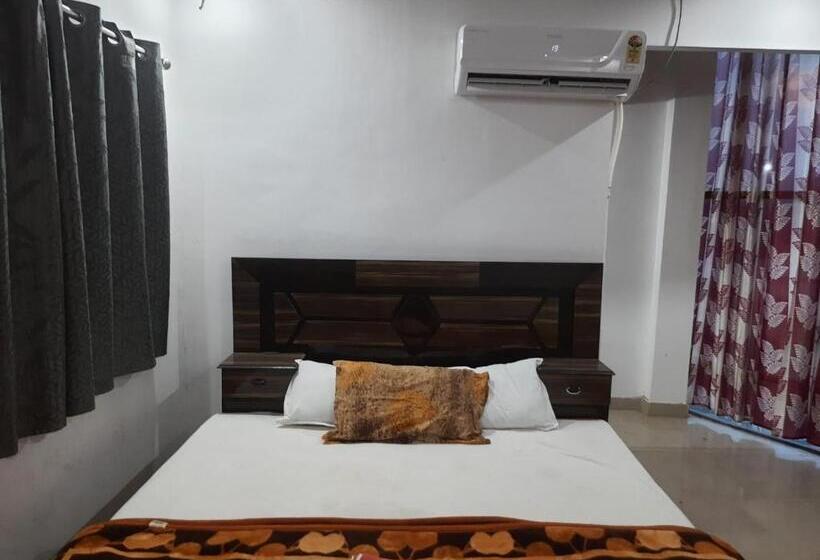 Люкс, Staymaker Hotel Raj Ganga
