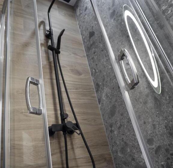 标准单人间, Bestseller