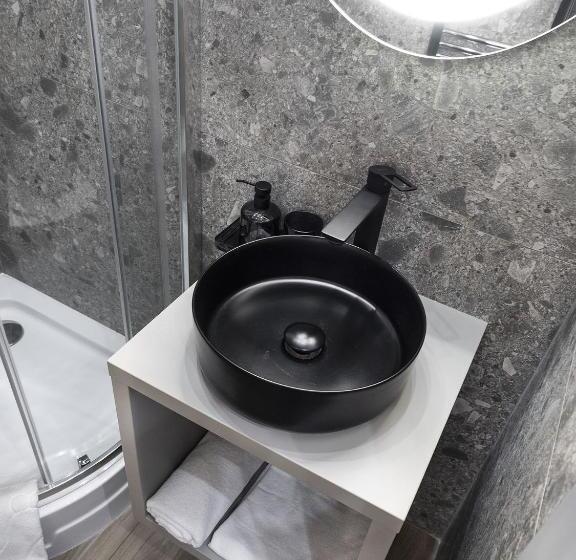 标准单人间, Bestseller