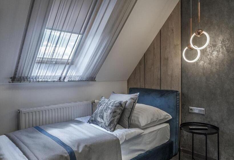 标准单人间, Bestseller