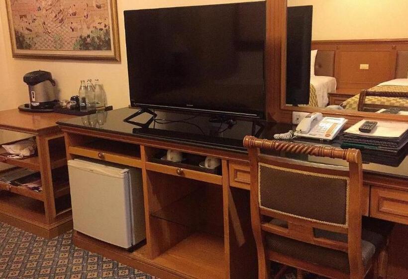 غرفة قياسية مطلة على المدينة, Taksila